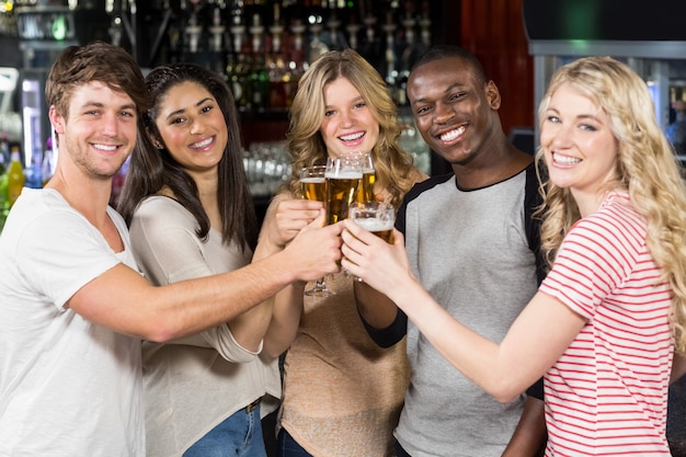 Amigos brindando con cerveza