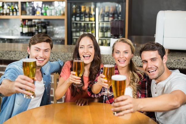 Amigos brindando con cervezas