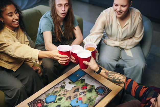 Amigos brindando con cócteles en una fiesta