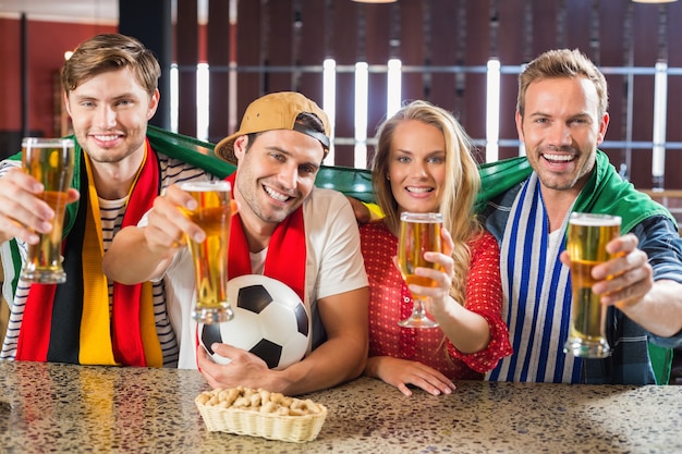 Amigos brindando com cervejas