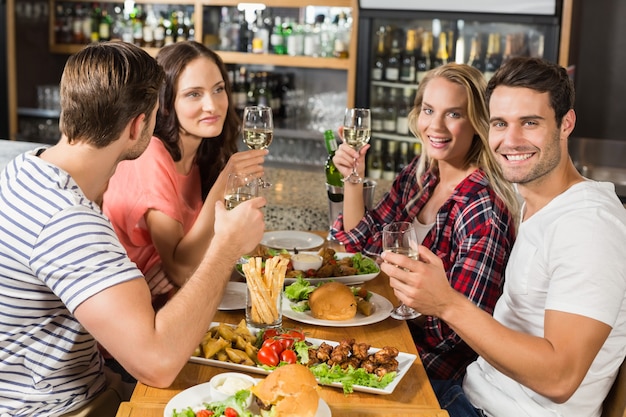 Amigos brindando com vinho branco