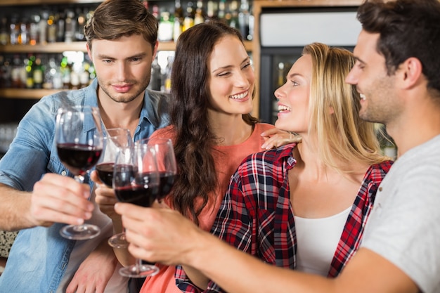 Amigos brindando com vinho