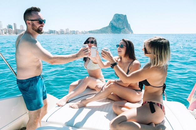 Amigos brindando drinques em festa de barco