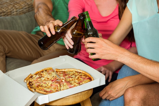 Amigos brindando garrafas de cerveja