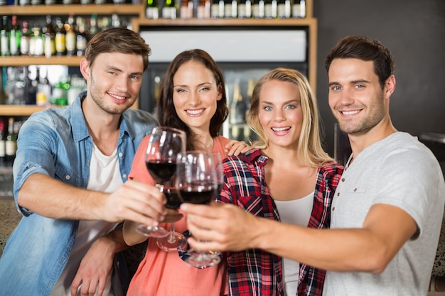 Amigos brindando con vino