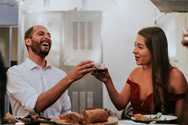 Amigos brindis con vino tinto