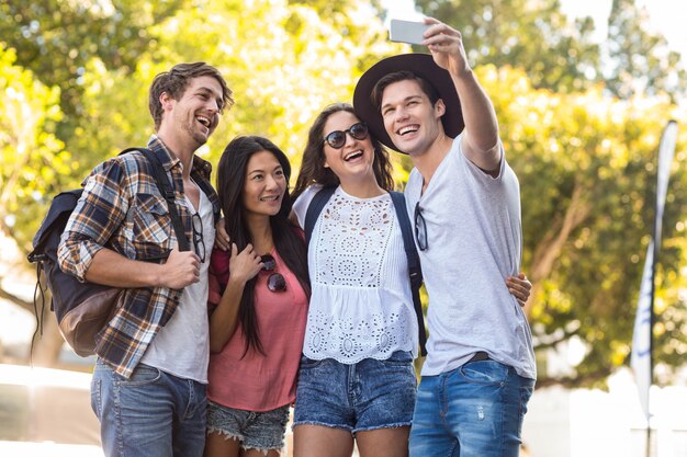 Amigos de la cadera que toman autofotos en las calles.