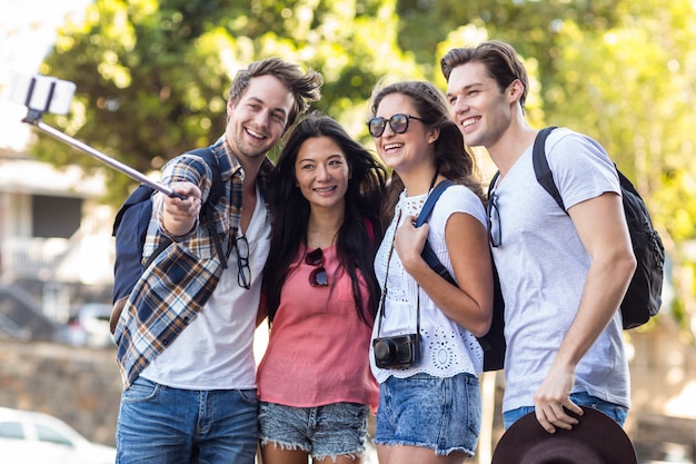 Foto amigos de la cadera que toman selfie al aire libre