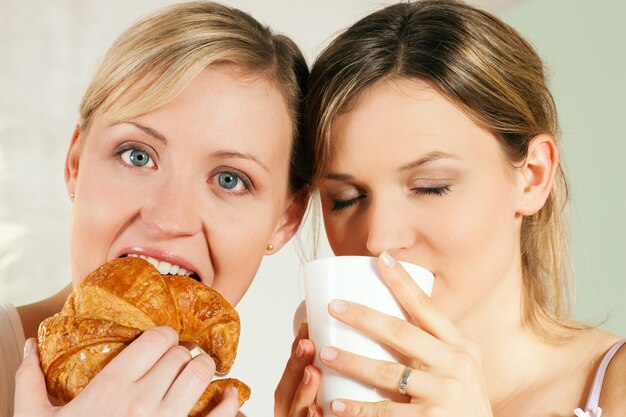 Amigos con café y croissant