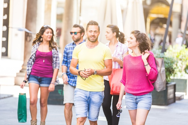 Amigos caminando en la ciudad