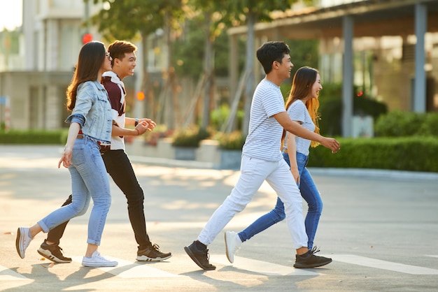 Amigos caminando en la ciudad