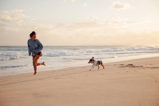 Amigos caminando por la playa contra el cielo