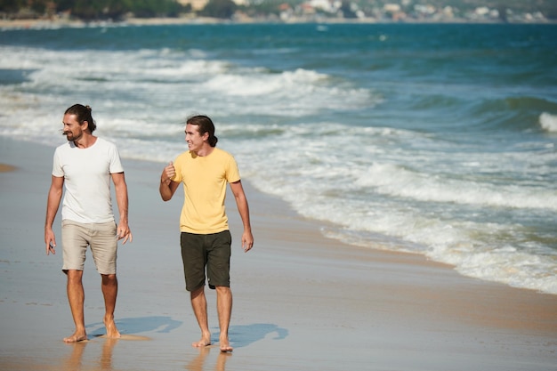 Amigos caminhando na praia do mar