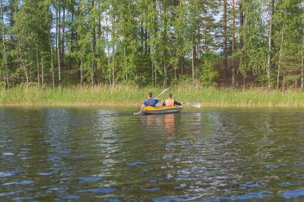 Amigos en la campaña sobre kayaks flotantes.
