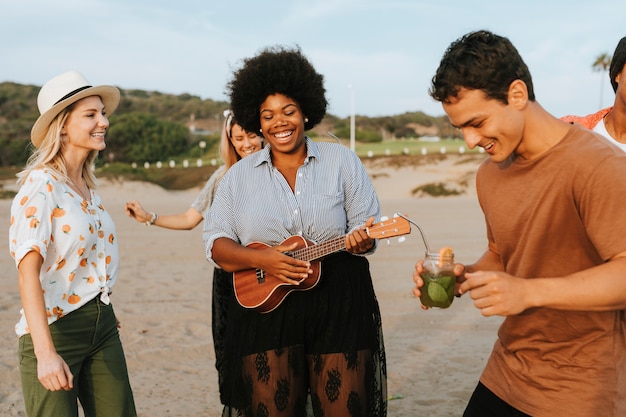 Amigos cantando e dançando na praia