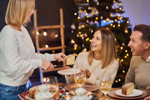 Amigos celebrando a festa de natal com vinho. foto de alta qualidade