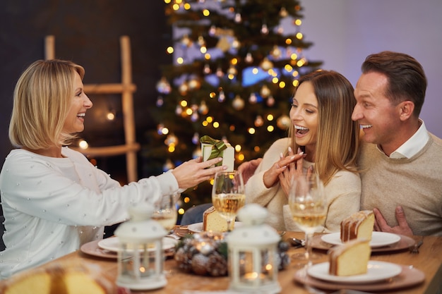 Amigos celebrando a festa de Natal com vinho. Foto de alta qualidade