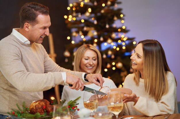 Amigos celebrando a festa de Natal com vinho. Foto de alta qualidade