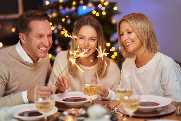 Amigos celebrando a festa de Natal segurando estrelinhas. Foto de alta qualidade