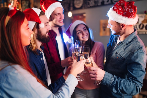 Amigos celebrando el año nuevo juntos Amigos con bebidas disfrutando de un cóctel