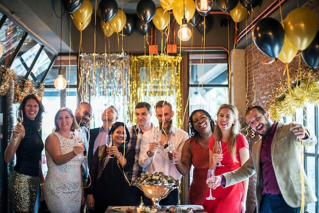 Foto amigos celebrando año nuevo