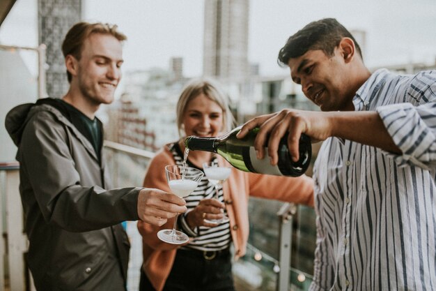 Amigos celebrando en una azotea