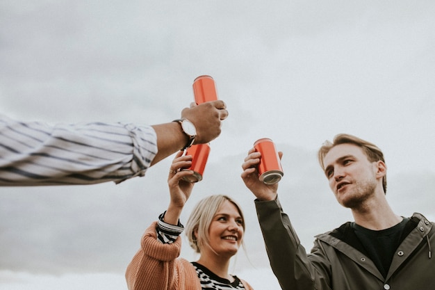 Amigos celebrando y brindando en una azotea