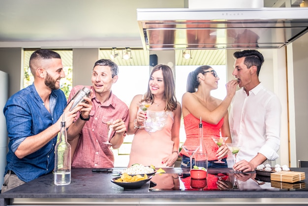 Amigos celebrando en casa