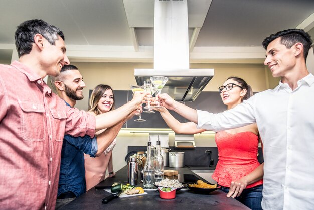 Amigos celebrando en casa