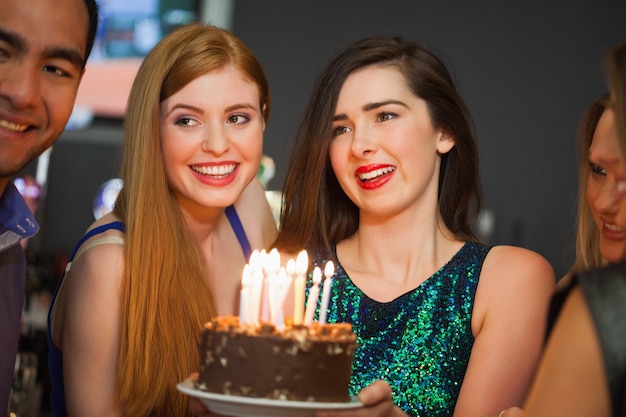 Amigos celebrando cumpleaños juntos