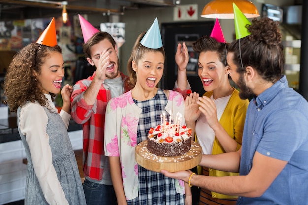 Amigos celebrando cumpleaños en restaurante