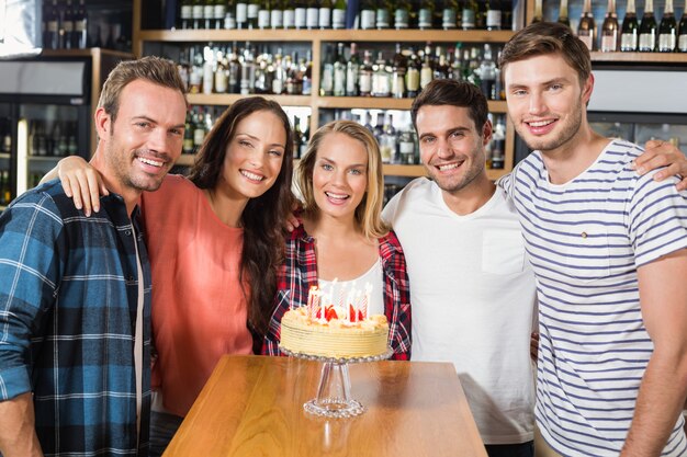 Amigos celebrando cumpleaños