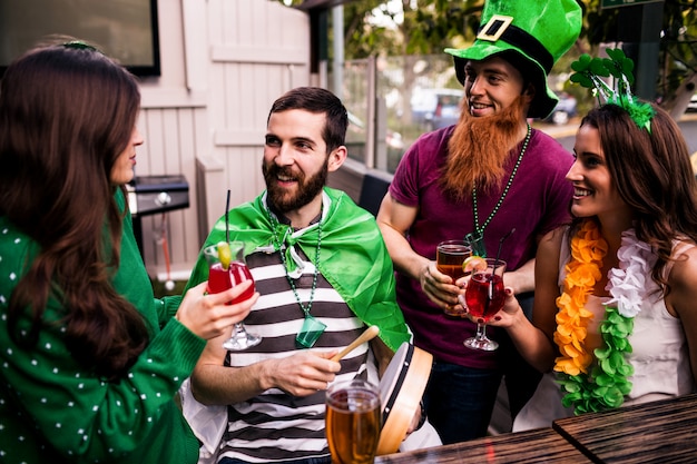 Amigos celebrando el día de san patricio