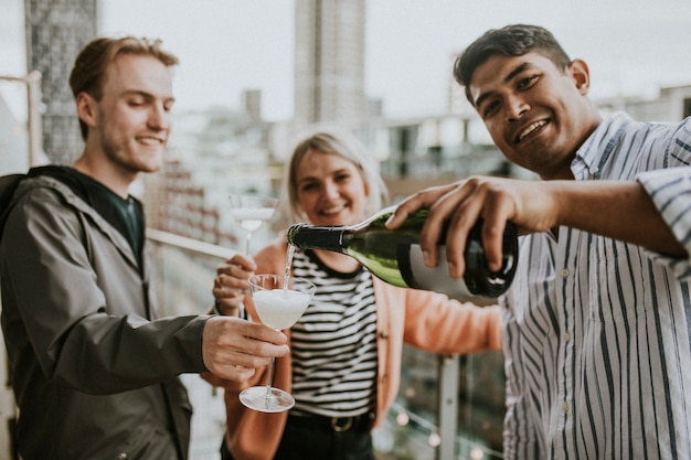 Amigos celebrando em um telhado