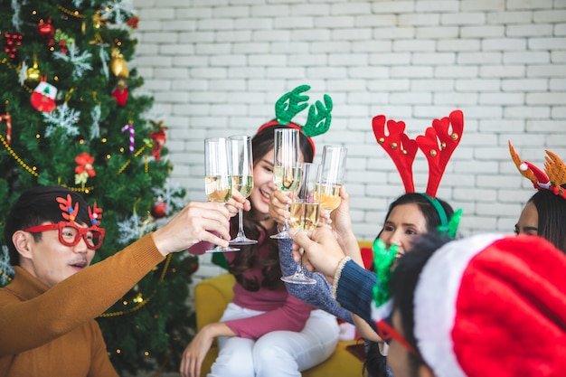 Amigos celebrando la fiesta de navidad o nochevieja con champán