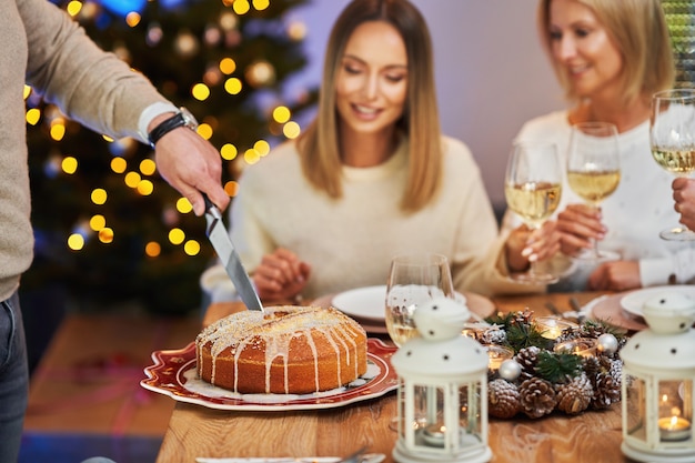 Amigos celebrando la fiesta de Navidad con vino. Foto de alta calidad