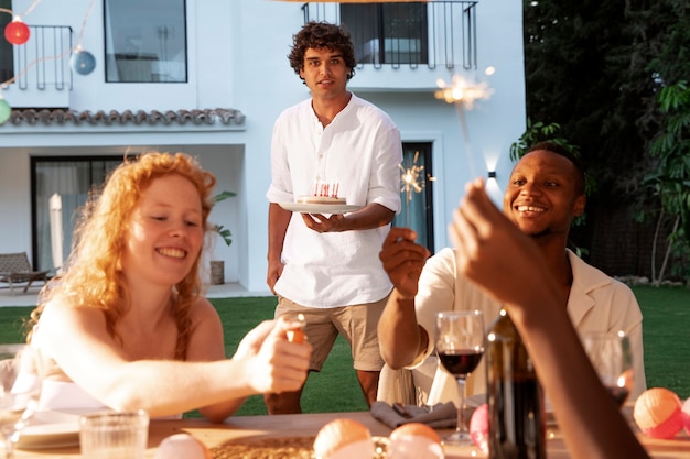 Foto amigos celebrando una fiesta en la piscina.