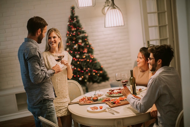 Amigos celebrando Navidad o Año Nuevo en casa