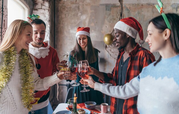 Amigos celebrando la Navidad