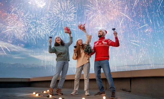 Amigos celebrando la navidad