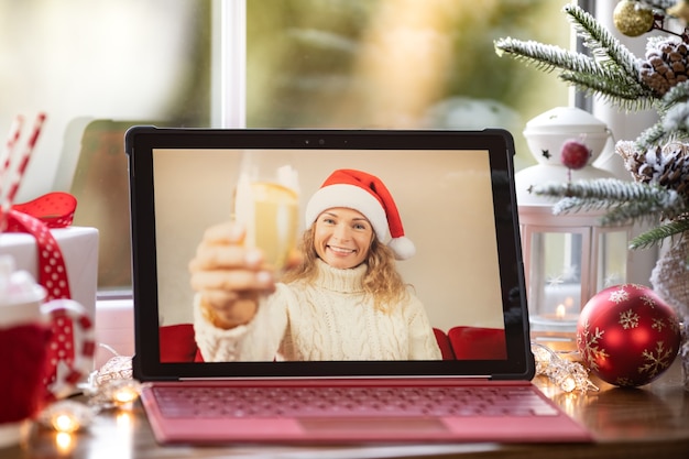 Amigos celebrando las vacaciones de Navidad en línea por chat de video en cuarentena. Concepto de estancia en casa de bloqueo. Fiesta navideña durante la pandemia de coronavirus COVID 19