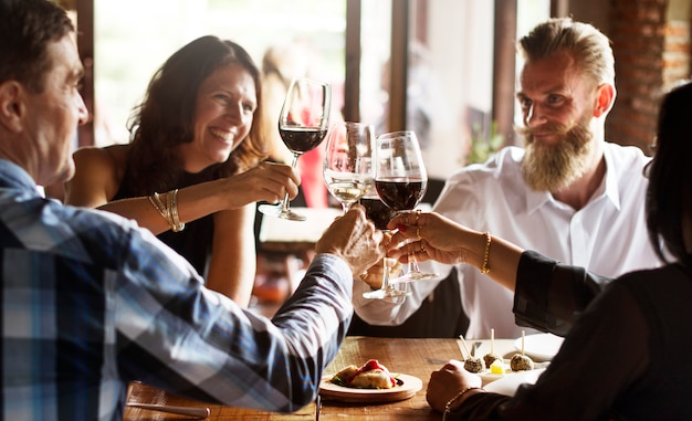 Amigos en una cena