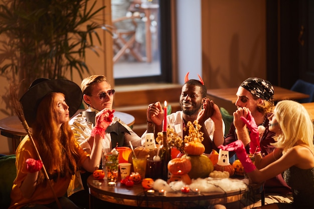 Amigos cenando en la fiesta de Halloween