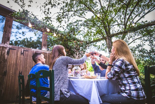 Foto amigos cenando en el jardín