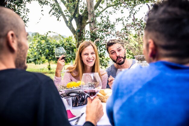 Amigos cenando en el jardín