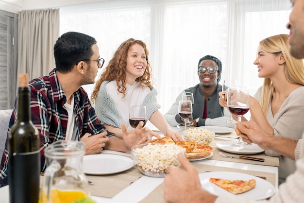 Amigos cenando juntos