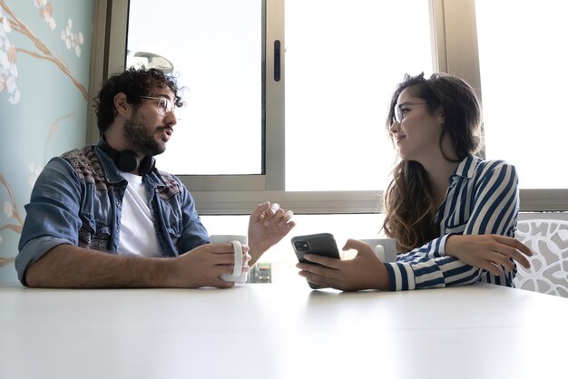 Foto amigos charlando en el descanso del trabajo