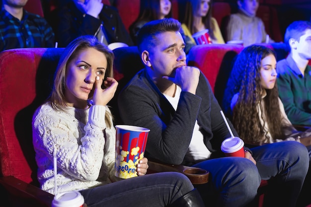 Amigos chorando assistindo filme triste no cinema