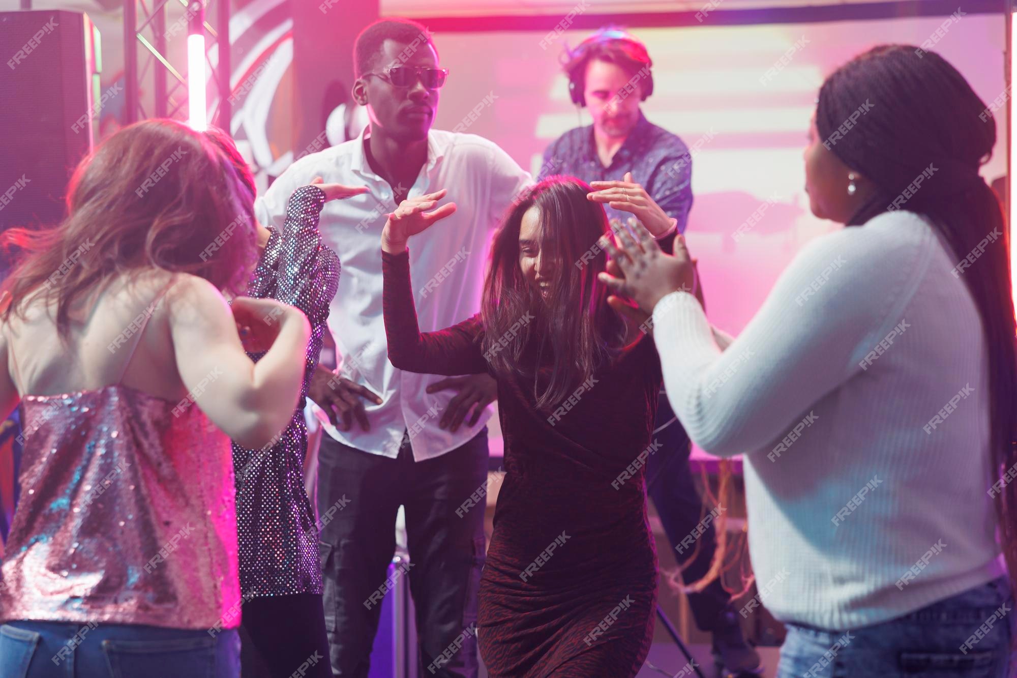 Amigos dançando no clube ou discoteca