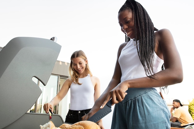 Amigos cocinando juntos en una barbacoa